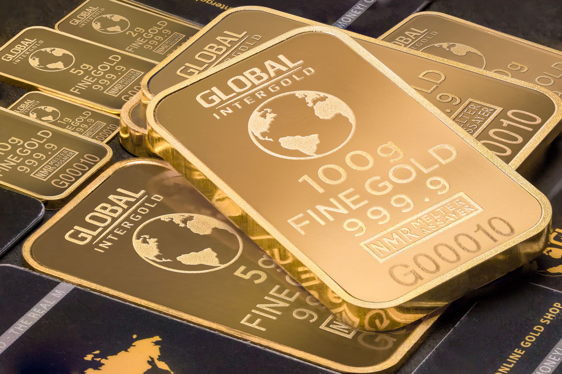 Gold's Rally Stalls as Wall Street Slashes Oil Forecasts